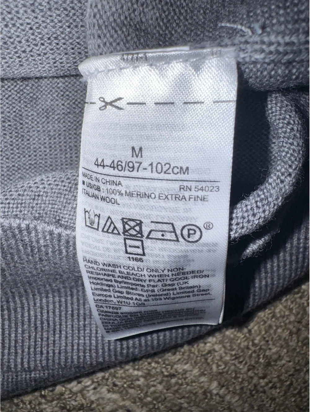 Men’s Banana Republic Italian Merino Yarn grey wool sweater Size M New With Tags